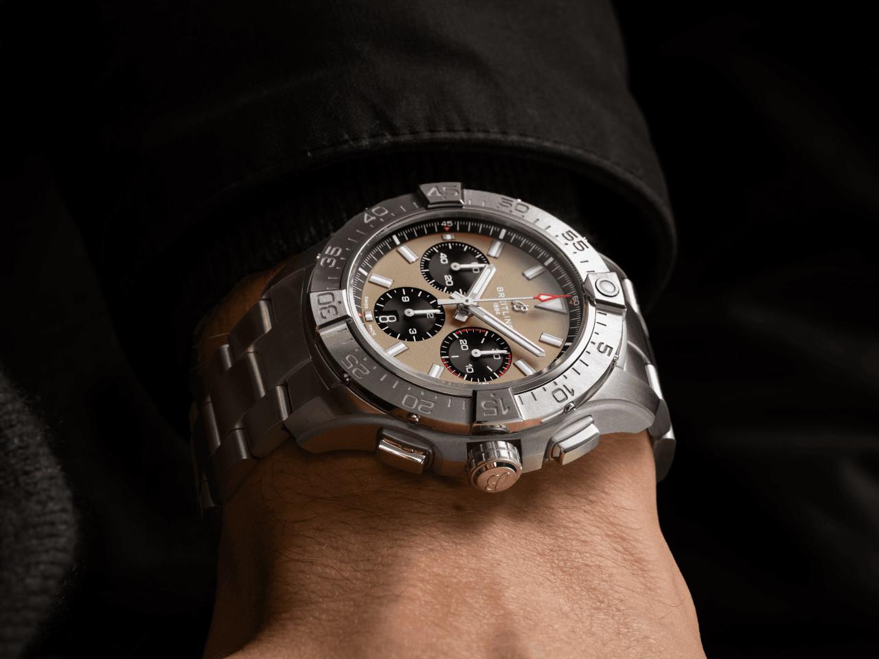 Breitling Avenger B01 Chronograph 44 Automatik Edelstahl sandfarbenes Zifferblatt Metallband – Herrenuhren Chronograph aus Edelstahl. Das Gehäuse ist rund und silber. Das Edelstahlarmband ist silber. Das Zifferblatt ist ein Index in beige. – Ansicht 5