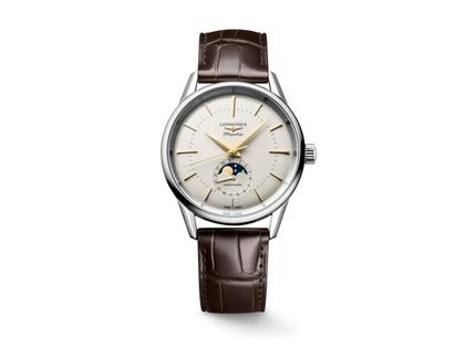 Longines Flagship Heritage Automatik Edelstahl 38,5mm beiges Zifferblatt braunes Lederband – Herrenuhren Uhr mit Datum aus Edelstahl, Leder und vergoldet. Das Gehäuse ist rund und silber. Das Lederarmband Kroko / Alligator ist braun. Das Zifferblatt ist ein Index in silber.