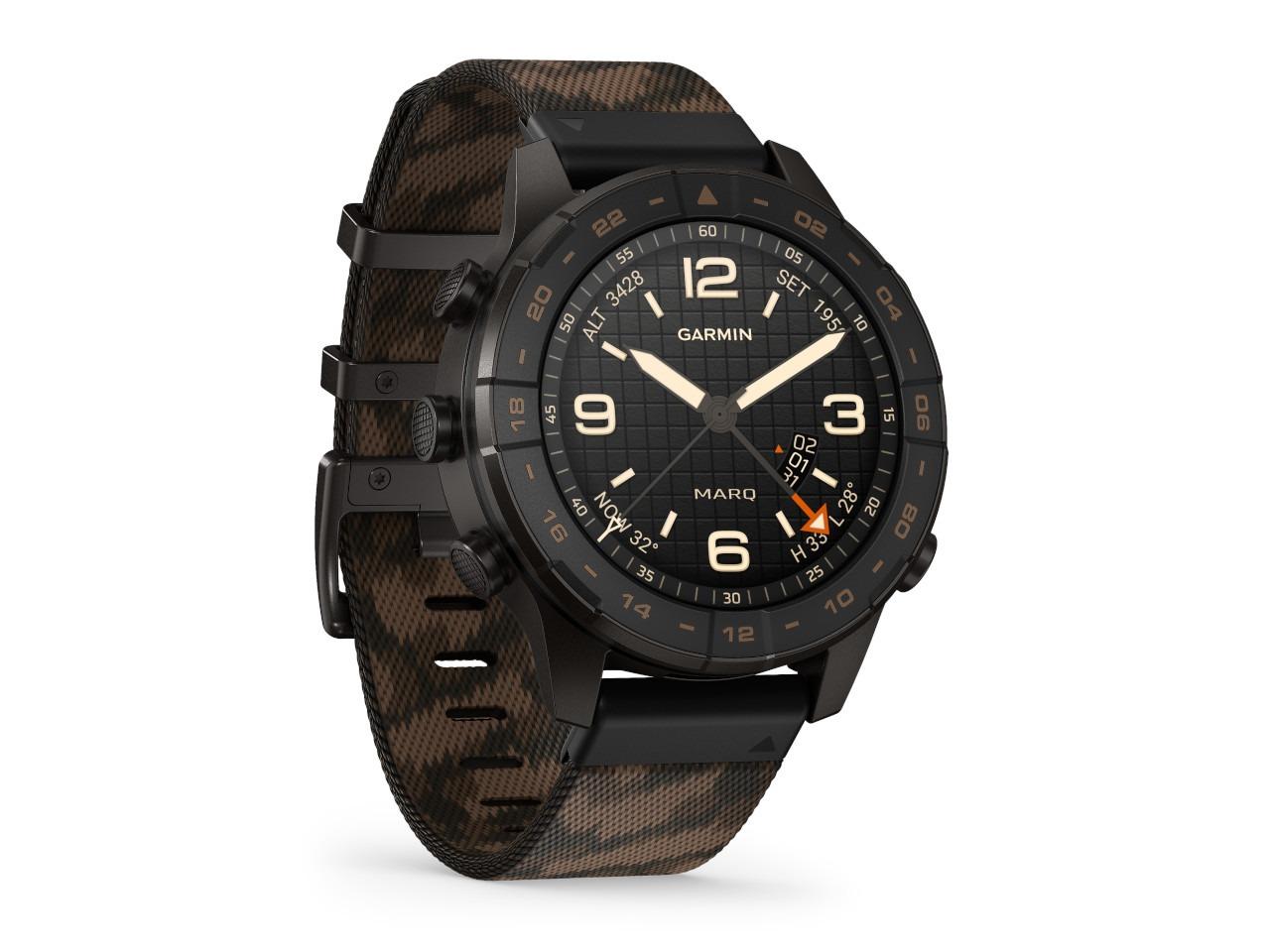 Garmin MARQ Commander Gen 3 Titan Schwarz-DLC 47mm digitales Display schwarzes Textilband – Herrenuhren Uhr Multifunktion aus DLC beschichtet, Keramik und Titan. Das Gehäuse ist rund und grau. Das Textilarmband ist schwarz. Der Zifferblatt ist digital. – Ansicht 5
