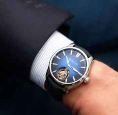 H. Moser & Cie. Pioneer Tourbillon Fumé Mitternachtsblau Limited Edition Automatik Edelstahl 42,8mm blaues Zifferblatt schwarzes Lederband – Herrenuhren Uhr ohne Datum aus Edelstahl. Das Gehäuse ist rund und silber. Das Lederarmband Kroko / Alligator ist schwarz. Das Zifferblatt ist ein Index in blau. – Ansicht 3