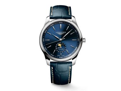 Longines Master Collection Mondphase Automatik Edelstahl 42mm blaues Zifferblatt blaues Lederband – Herrenuhren Uhr mit Datum aus Edelstahl. Das Gehäuse ist rund und silber. Das Lederarmband Kroko / Alligator ist blau. Das Zifferblatt ist arabisch und blau.