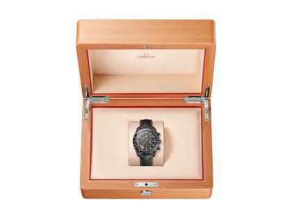 Omega Speedmaster Dark Side of the Moon Apollo 8 Chronograph Handaufzug Keramik 44mm schwarzes Zifferblatt schwarzes Kautschukband – Herrenuhren Chronograph aus Aluminium, Kautschuk und Keramik. Das Gehäuse ist rund und schwarz. Das Kautschuk / Kunststoff / Silikon Armband ist schwarz. Das Zifferblatt ist ein Index in schwarz. – Ansicht 7