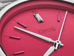 Oris Pro Pilot X Miss Piggy Edition Automatik Edelstahl 34mm pinkes Zifferblatt Metallband – Damenuhren Uhr ohne Datum aus Edelstahl. Das Gehäuse ist rund und silber. Das Edelstahlarmband ist silber. Das Zifferblatt ist ein Index in pink. – Ansicht 3