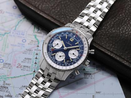 Sinn Spezialuhren 903 St II BE Navigationschronograph Automatik Edelstahl 41mm blaues Zifferblatt Metallband – Herrenuhren Chronograph aus Edelstahl und Leder. Das Gehäuse ist rund und silber. Das Edelstahlarmband ist braun. Das Zifferblatt ist arabisch Index und blau. – Ansicht 6