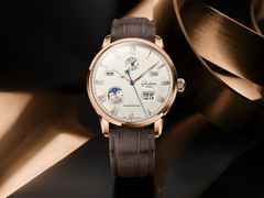 Glashütte Original Senator Excellence Ewiger Kalender Automatik Rotgold 42mm silbernes Zifferblatt braunes Lederband – Herrenuhren Uhr mit Kalender aus 750 Rotgold. Das Gehäuse ist rund und roségold. Das Lederarmband Kroko / Alligator ist braun. Das Zifferblatt ist römisch und silber. – Ansicht 3