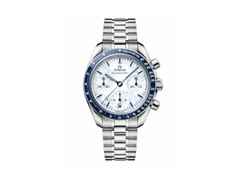 Omega Speedmaster 38 Chronograph Automatik Milano Cortina 2026 Edelstahl 38mm weißes Zifferblatt Metallband – Herrenuhren Chronograph aus Edelstahl und Keramik. Das Gehäuse ist rund und silber. Das Edelstahlarmband ist silber. Das Zifferblatt ist ein Index in weiß.