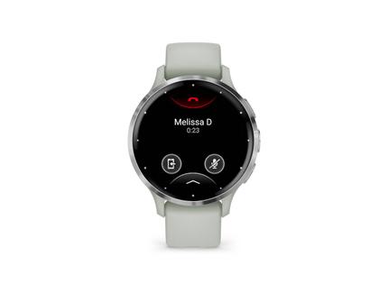 Garmin Venu 3S faserverstärktes Polymer salbeigrau 41mm salbeigraues Kautschukband – Herrenuhren Uhr Multifunktion aus Edelstahl, Kautschuk und Kunststoff. Das Gehäuse ist rund und grün. Das Kautschuk / Kunststoff / Silikon Armband ist grün. Das Zifferblatt ist digital und schwarz. – Ansicht 2