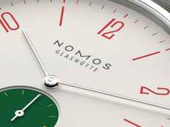 Nomos Glashütte Tangente 38 Datum "175 Years Watchmaking - Go" Handaufzug Edelstahl cremeweißes Zifferblatt graues Textilband Glasboden – Herrenuhren Uhr mit Datum aus Edelstahl. Das Gehäuse ist rund und silber. Das Textilarmband ist grau. Das Zifferblatt ist arabisch Index und beige. – Ansicht 5