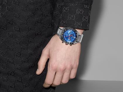 Gucci Interlocking Chronograph Quarz Edelstahl 41mm blaues Zifferblatt Metallband YA142317 – Herrenuhren Chronograph aus Edelstahl und Keramik. Das Gehäuse ist rund und silber. Das Edelstahlarmband ist silber. Das Zifferblatt ist ein Index in blau. – Ansicht 4