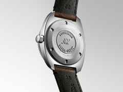 Longines Ultra-Chron Automatik Edelstahl 43mm schwarzes Zifferblatt braunes Lederband – Herrenuhren Uhr ohne Datum aus Edelstahl, Keramik und Leder. Das Gehäuse ist rund und silber. Das Lederarmband ist braun. Das Zifferblatt ist ein Index in schwarz. – Ansicht 3