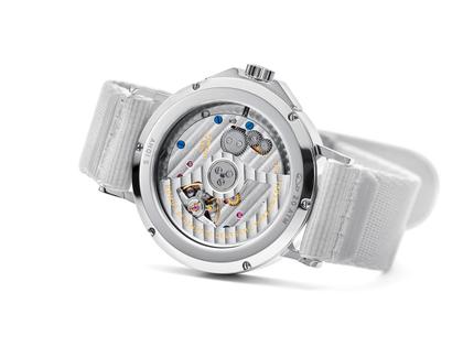 Nomos Glashütte Ahoi neomatik Automatik Edelstahl 36mm weißes Zifferblatt graues Textilband – Damenuhren Uhr ohne Datum aus Edelstahl. Das Gehäuse ist rund und silber. Das Textilarmband ist grau. Das Zifferblatt ist arabisch Index und weiß. – Ansicht 3