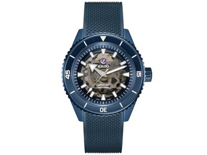 Herrenuhren Uhr ohne Datum aus Edelstahl, Kautschuk, Keramik, PVD beschichtet und Titan. Das Gehäuse ist rund und blau. Das Kautschuk / Kunststoff / Silikon Armband ist blau. Das Zifferblatt ist ein Index in blau.