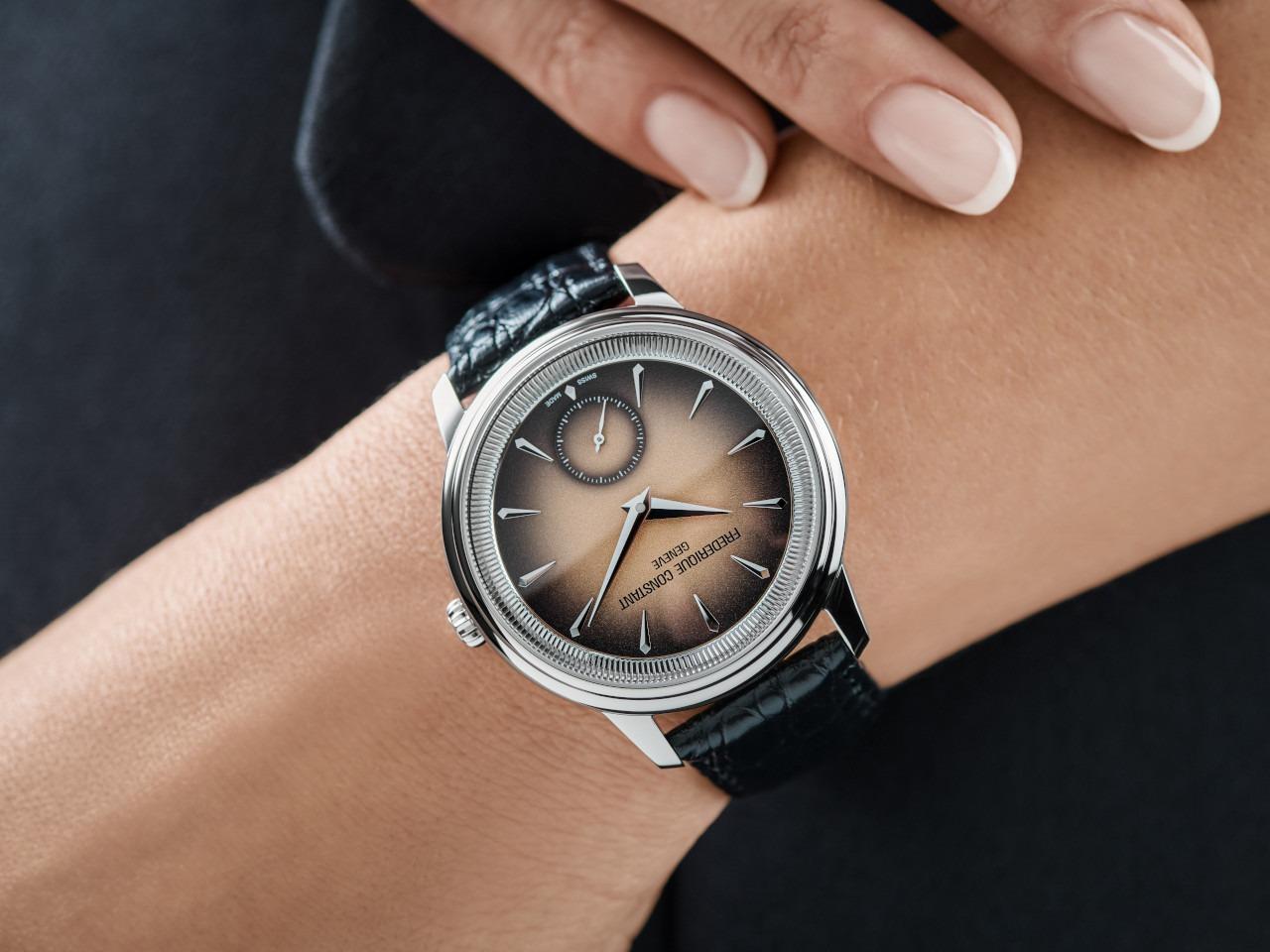 Frederique Constant Classics Moneta Handaufzug Edelstahl 38,5mm braunes Zifferblatt schwarzes Lederband limitiert – Herrenuhren Uhr ohne Datum aus Edelstahl und Leder. Das Gehäuse ist rund und silber. Das Lederarmband ist schwarz. Das Zifferblatt ist ein Index in braun. – Ansicht 9