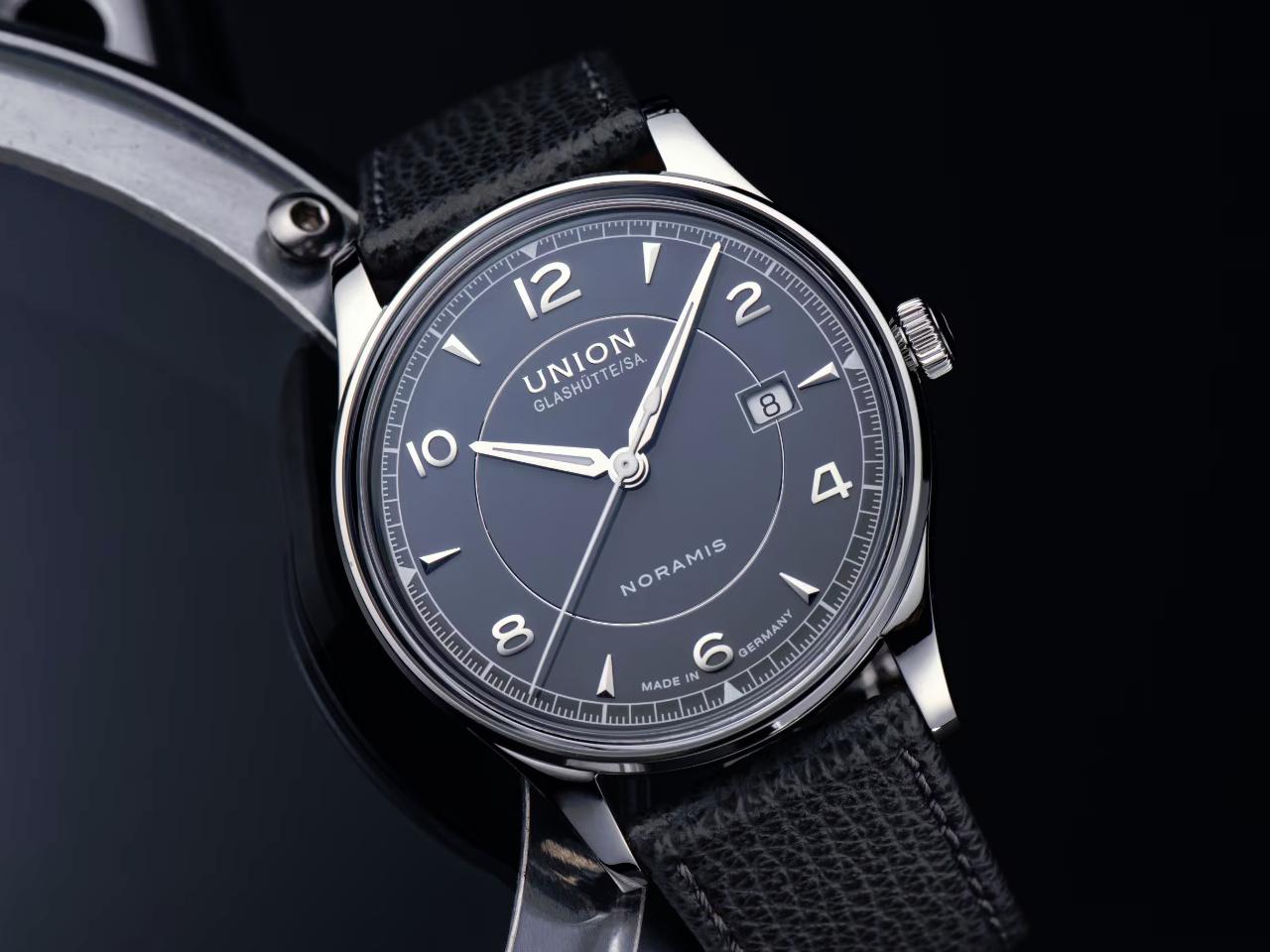 Union Glashütte Noramis Datum Automatik Edelstahl 40mm graues Zifferblatt graues Lederband – Herrenuhren Uhr mit Datum aus Edelstahl. Das Gehäuse ist rund und silber. Das Lederarmband ist grau. Das Zifferblatt ist ein Index in grau. – Ansicht 2