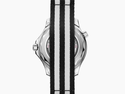 Omega Seamaster Diver 300M Automatik Edelstahl 42mm schwarzes Zifferblatt zweifarbiges Textilband – Herrenuhren Uhr ohne Datum aus Aluminium und Edelstahl. Das Gehäuse ist rund und silber. Das Textilarmband ist schwarz. Das Zifferblatt ist ein Index in schwarz. – Ansicht 2