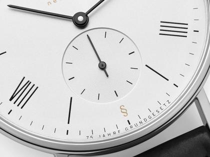 Nomos Glashütte Ludwig Neomatik 39 75 Jahre Grundgesetz Automatik Edelstahl 39mm weißes Zifferblatt schwarzes Lederband limitiert – Herrenuhren Uhr ohne Datum aus Edelstahl und Leder. Das Gehäuse ist rund und silber. Das Lederarmband ist schwarz. Das Zifferblatt ist römisch Index und weiß. – Ansicht 4