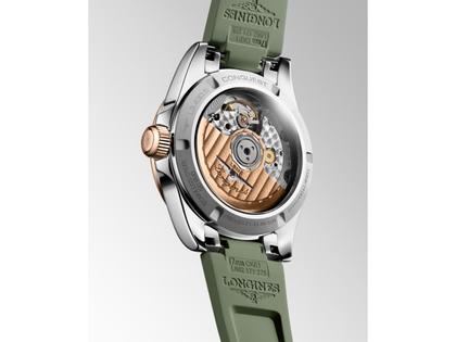 Longines Conquest Automatik Edelstahl 34mm grünes Zifferblatt grünes Kautschukband – Damenuhren Uhr mit Datum aus 750 Rotgold und Edelstahl. Das Gehäuse ist rund und silber. Das Kautschuk / Kunststoff / Silikon Armband ist grün. Das Zifferblatt ist ein Index in grün. – Ansicht 3