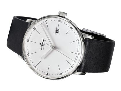 Junghans FORM A Datum Automatik Edelstahl 39mm silbernes Zifferblatt schwarzes Lederband – Herrenuhren Uhr mit Datum aus Edelstahl. Das Gehäuse ist rund und silber. Das Lederarmband ist schwarz. Das Zifferblatt ist ein Index in silber. – Ansicht 3