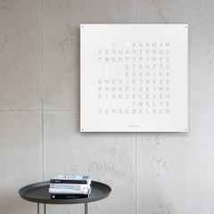 Qlocktwo Earth 90 White Pepper mit weiß lackiertem Holz – Großuhren Wanduhr aus Edelstahl. Das Zifferblatt ist digital und weiß. – Ansicht 2