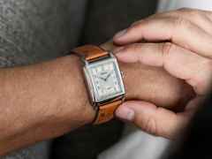 Alpina Alpiner Heritage Carrée Automatic 140 Years Edelstahl 32,5x39mm beiges Zifferblatt braunes Lederband – Herrenuhren Uhr ohne Datum aus Edelstahl und Leder. Das Gehäuse ist rechteckig und silber. Das Lederarmband Strauß ist braun. Das Zifferblatt ist arabisch und beige. – Ansicht 4