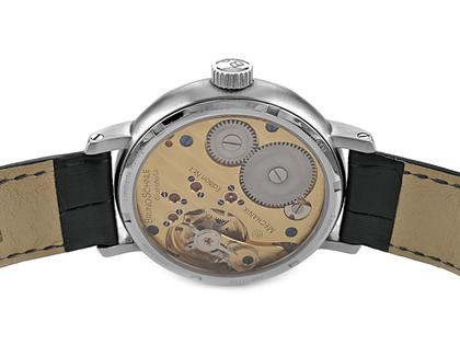 Bruno Söhnle Glashütte Mechanik Edition I Limited Edition Handaufzug Edelstahl 43mm weißes Zifferblatt schwarzes Lederband 17-11100-241 OVP Occasion – Herrenuhren Uhr ohne Datum aus Edelstahl. Das Gehäuse ist rund und silber. Das Lederarmband ist schwarz. Das Zifferblatt ist arabisch Index und silber. – Ansicht 2