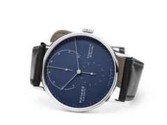 Nomos Glashütte Lambda 42 Tiefblau Handaufzug Weißgold 42mm blaues Zifferblatt schwarzes Lederband – Herrenuhren Uhr ohne Datum aus 750 Weißgold und Leder. Das Gehäuse ist rund und silber. Das Lederarmband ist schwarz. Das Zifferblatt ist ein Index in blau. – Ansicht 3