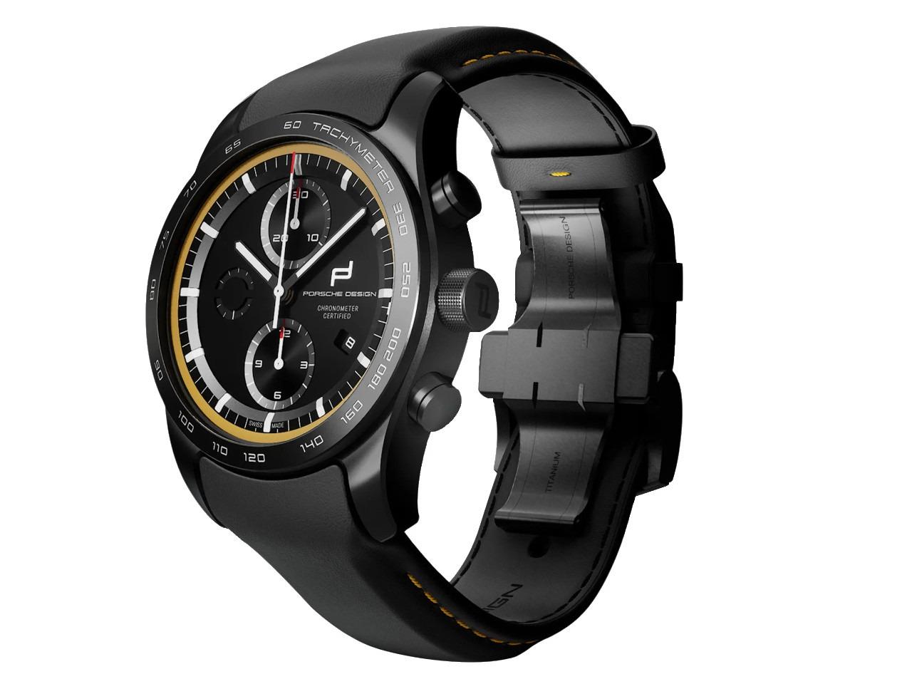 Porsche Design Custom Built Timepieces Watchmakers Choice "SpeedGelb" Chronograph Automatik Titan Schwarz 42mm schwarzes Zifferblatt schwarzes Lederband – Herrenuhren Chronograph aus Edelstahl, Leder, Titan und Titancarbid beschichtet. Das Gehäuse ist rund und schwarz. Das Lederarmband ist schwarz. Das Zifferblatt ist ein Index in schwarz. – Ansicht 2