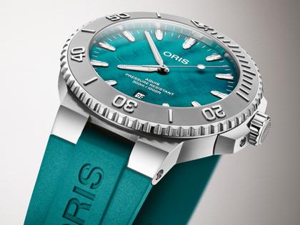 Oris New York Harbor LE II Automatik Edelstahl 43,5mm petrolfarbenes Perlmutt-Zifferblatt petrolfarbenes Kautschukband limitiert – Herrenuhren Uhr mit Datum aus Edelstahl und Kautschuk. Das Gehäuse ist rund und silber. Das Kautschuk / Kunststoff / Silikon Armband ist türkis. Das Zifferblatt ist ein Index in türkis. – Ansicht 3