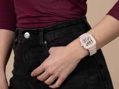 Rado True Square Open Heart Automatik Keramik 38mm rosa Zifferblatt rosa Keramikband – Herrenuhren Uhr ohne Datum aus Keramik, rhodiniert und Titan. Das Gehäuse ist quadratisch und rosa. Das Keramikarmband ist rosa. Das Zifferblatt ist skelettiert und rosa. – Ansicht 7