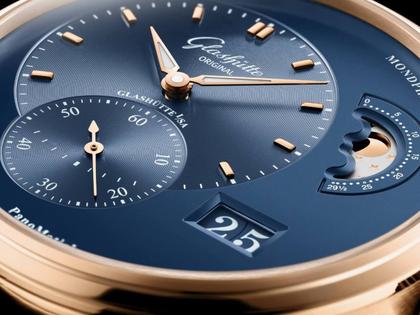 Glashütte Original PanoMaticLunar Automatik Rotgold 40mm blaues Zifferblatt blaues Lederband mit Dornschließe – Herrenuhren Uhr mit Datum aus 750 Rotgold. Das Gehäuse ist rund und roségold. Das Lederarmband Kroko / Alligator ist blau. Das Zifferblatt ist ein Index in blau. – Ansicht 3