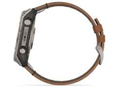 Garmin fenix 8 51mm AMOLED faserverstärktes Polymer Titan carbongrau beschichtet braunes Lederband – Herrenuhren Uhr Multifunktion aus DLC beschichtet und Titan. Das Gehäuse ist rund und grau. Das Lederarmband ist braun. Das Zifferblatt ist digital und schwarz. – Ansicht 3