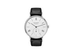 Nomos Glashütte Ludwig Neomatik 39 75 Jahre Grundgesetz Automatik Edelstahl 39mm weißes Zifferblatt schwarzes Lederband limitiert – Herrenuhren Uhr ohne Datum aus Edelstahl und Leder. Das Gehäuse ist rund und silber. Das Lederarmband ist schwarz. Das Zifferblatt ist römisch Index und weiß.