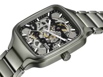 Rado True Square Skeleton Automatik Keramik 38mm skelettiertes Zifferblatt graues Keramikband – Herrenuhren Uhr ohne Datum aus Keramik und Titan. Das Gehäuse ist quadratisch und grau. Das Keramikarmband ist grau. Das Zifferblatt ist skelettiert und grau. – Ansicht 2