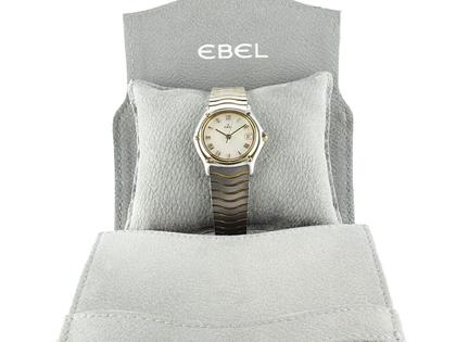 Juwelier Roller Ebel Sport Classic Quarz Edelstahl vergoldet Perlmutt-Zifferblatt Metallband 1087121 neuwertig Occasion Refurbished – Damenuhren Uhr mit Datum aus 750 Gelbgold und Edelstahl. Das Gehäuse ist rund und silber. Das Edelstahlarmband mit Gold ist silber-gelbgold. Das Zifferblatt ist römisch und weiß. – Ansicht 3