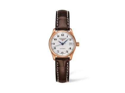 Longines Master Collection Automatik 25 mm Roségold weiß arabisch Lederband – Damenuhren Uhr mit Datum aus 750 Rotgold. Das Armband ist ein Lederarmband Kroko / Alligator. Der Zifferblatt ist arabisch.