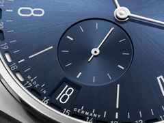 Nomos Glashütte Tangente 2date Handaufzug Edelstahl 38mm blaues Zifferblatt schwarzes Lederband Glasboden – Herrenuhren Uhr mit Datum aus Edelstahl und Leder. Das Gehäuse ist rund und silber. Das Lederarmband ist schwarz. Das Zifferblatt ist arabisch Index und blau. – Ansicht 8