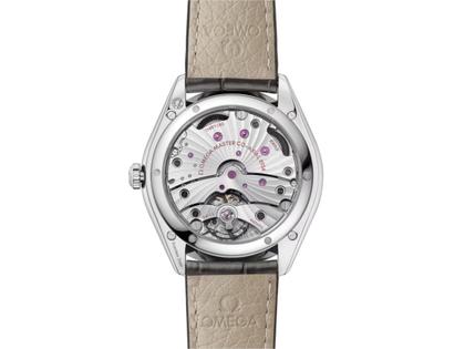 Omega De Ville Tresor Handaufzug Edelstahl 40mm silbernes Zifferblatt schwarzes Lederband – Herrenuhren Uhr ohne Datum aus Edelstahl. Das Gehäuse ist rund und silber. Das Lederarmband Kroko / Alligator ist grau. Das Zifferblatt ist ein Index in silber. – Ansicht 2