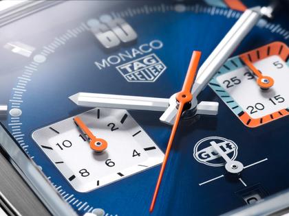 TAG Heuer Monaco Chronograph x Gulf Automatik Edelstahl 39mm blaues Zifferblatt blaues Lederband – Herrenuhren Chronograph aus Edelstahl. Das Gehäuse ist quadratisch und silber. Das Lederarmband ist blau. Das Zifferblatt ist ein Index in blau. – Ansicht 4