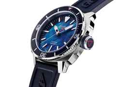 Alpina Seastrong Diver Comtesse Quarz Edelstahl 34mm blaues Zifferblatt blaues Kautschukband – Damenuhren Uhr mit Datum aus Edelstahl und Kautschuk. Das Gehäuse ist rund und silber. Das Kautschuk / Kunststoff / Silikon Armband ist blau. Das Zifferblatt ist ein Index in blau. – Ansicht 3