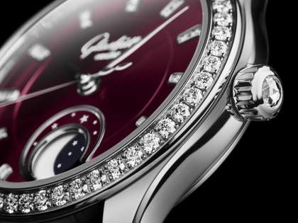 Glashütte Original Lady Serenade Luna Purpursamt Automatik Edelstahl 32,5mm violettes Zifferblatt violettes Lederband – Damenuhren Uhr ohne Datum aus 750 Weißgold, Edelstahl und Leder. Das Gehäuse ist rund und silber. Das Lederarmband Kroko / Alligator ist lila. Das Zifferblatt ist ein Index in lila. – Ansicht 4