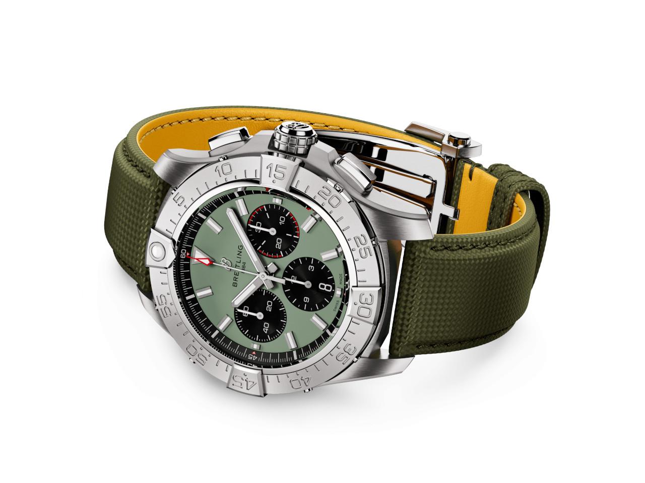 Breitling Avenger B01 Chronograph 44 Automatik Edelstahl grünes Zifferblatt olivgrünes Lederband – Herrenuhren Chronograph aus Edelstahl und Leder. Das Gehäuse ist rund und silber. Das Lederarmband ist grün. Das Zifferblatt ist ein Index in grün. – Ansicht 3