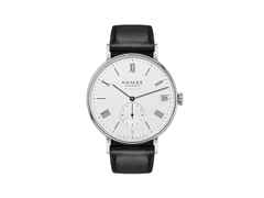 Nomos Glashütte Ludwig Neomatik 41 Datum 75 Jahre Grundgesetz Automatik Edelstahl 41mm weißes Zifferblatt schwarzes Lederband limitiert – Herrenuhren Uhr mit Datum aus Edelstahl und Leder. Das Gehäuse ist rund und silber. Das Lederarmband ist schwarz. Das Zifferblatt ist römisch Index und weiß.