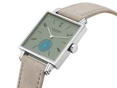 Nomos Glashütte Tetra Origins Salvia Handaufzug Edelstahl 29,5mm grünes Zifferblatt graues Lederband Glasboden – Damenuhren Uhr ohne Datum aus Edelstahl und Leder. Das Gehäuse ist quadratisch und silber. Das Lederarmband ist grau. Das Zifferblatt ist arabisch Index und grün. – Ansicht 4