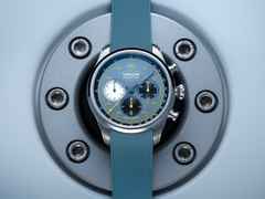 Union Glashütte Belisar Chronograph Speedster 2025 Limited Edition Automatik Edelstahl 44mm blaues Zifferblatt blaues Kautschukband – Herrenuhren Chronograph aus Edelstahl und Kautschuk. Das Gehäuse ist rund und silber. Das Kautschuk / Kunststoff / Silikon Armband ist blau. Das Zifferblatt ist arabisch und blau. – Ansicht 6