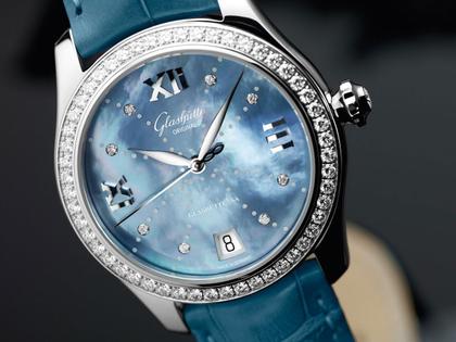 Glashütte Original Lady Serenade Automatik Edelstahl 36mm blaues Perlmutt-Zifferblatt mit Brillanten blaues Lederband – Damenuhren Uhr mit Datum aus Edelstahl. Das Gehäuse ist rund und silber. Das Lederarmband Kroko / Alligator ist blau. Das Zifferblatt ist römisch Index und blau. – Ansicht 3