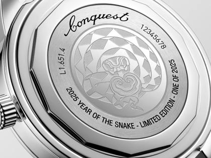 Longines Conquest Heritage "Year of the Snake" Limited Edition Automatik Edelstahl 40mm rotes Zifferblatt schwarzes Lederband – Herrenuhren Uhr ohne Datum aus Edelstahl. Das Gehäuse ist rund und silber. Das Lederarmband Kroko / Alligator ist schwarz. Das Zifferblatt ist ein Index in rot. – Ansicht 3