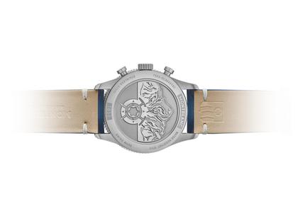 Montblanc 1858 Automatic Chronograph blau – Herrenuhren Chronograph aus Titan. Das Gehäuse ist rund und silber. Das Lederarmband ist blau. Das Zifferblatt ist arabisch Index und blau. – Ansicht 3