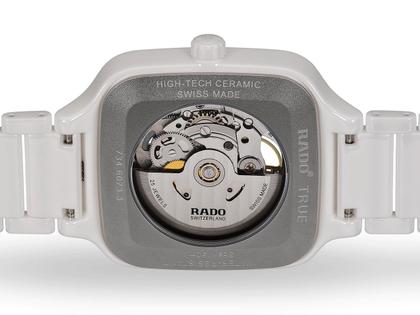 Rado True Square Automatik Keramik weiß Open Heart Keramikband – Herrenuhren Uhr ohne Datum aus Keramik. Das Gehäuse ist quadratisch und weiß. Das Keramikarmband ist weiß. Das Zifferblatt ist skelettiert und weiß. – Ansicht 3