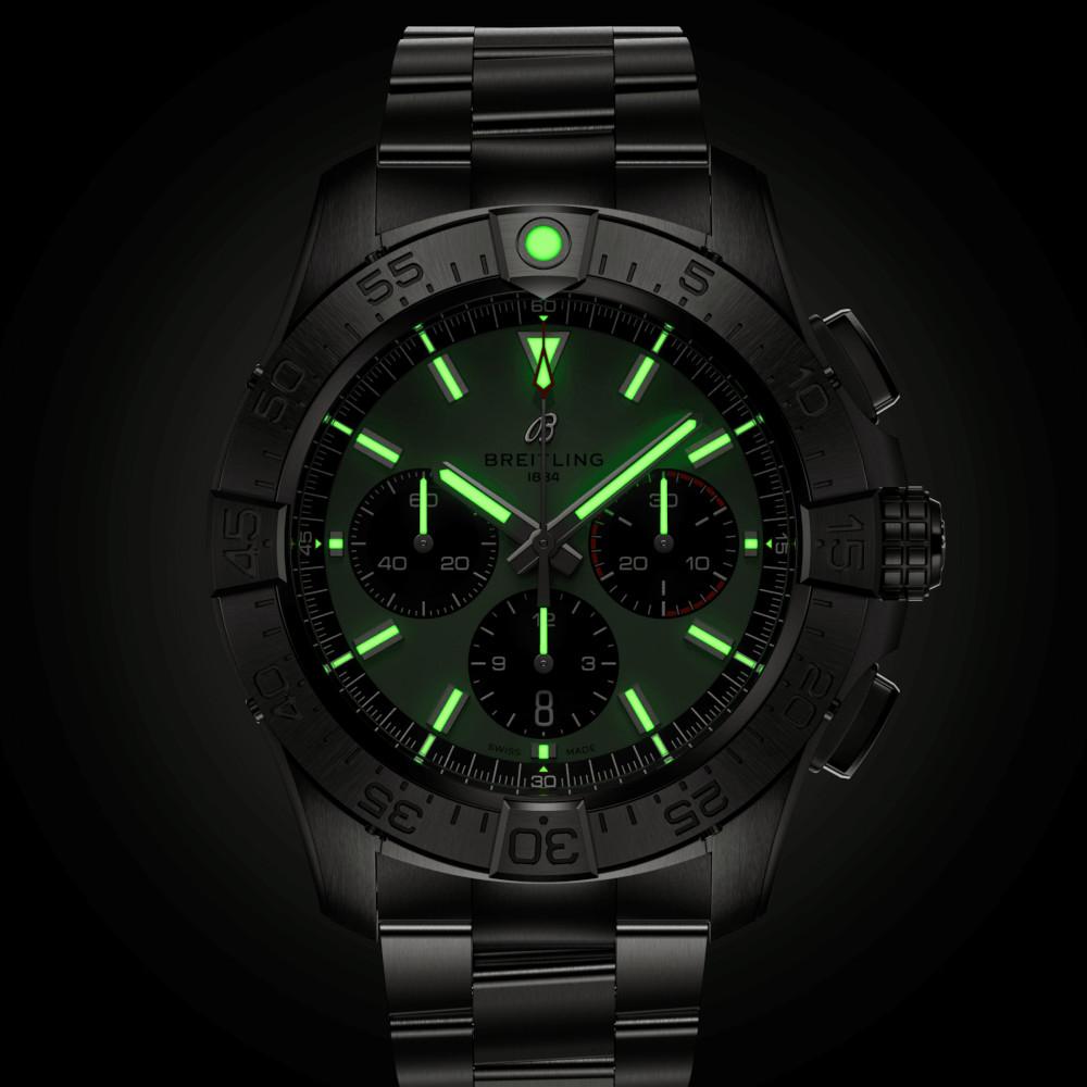 Breitling Avenger B01 Chronograph 44 Automatik Edelstahl grünes Zifferblatt Metallband – Herrenuhren Chronograph aus Edelstahl. Das Gehäuse ist rund und silber. Das Edelstahlarmband ist silber. Das Zifferblatt ist ein Index in grün. – Ansicht 6