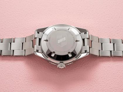 Oris Divers Sixty-Five Cotton Candy Automatik Edelstahl 38mm pinkes Zifferblatt Metallband – Damenuhren Uhr mit Datum aus Edelstahl. Das Gehäuse ist rund und silber. Das Edelstahlarmband ist silber. Das Zifferblatt ist ein Index in rosa. – Ansicht 2